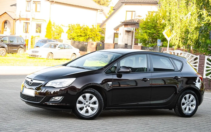 Opel Astra cena 29900 przebieg: 170000, rok produkcji 2012 z Bierutów małe 596